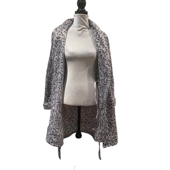 Victoria’s Secret grey animal print leopard lounge wear sleep wear cozy robe - Picture 5 of 8